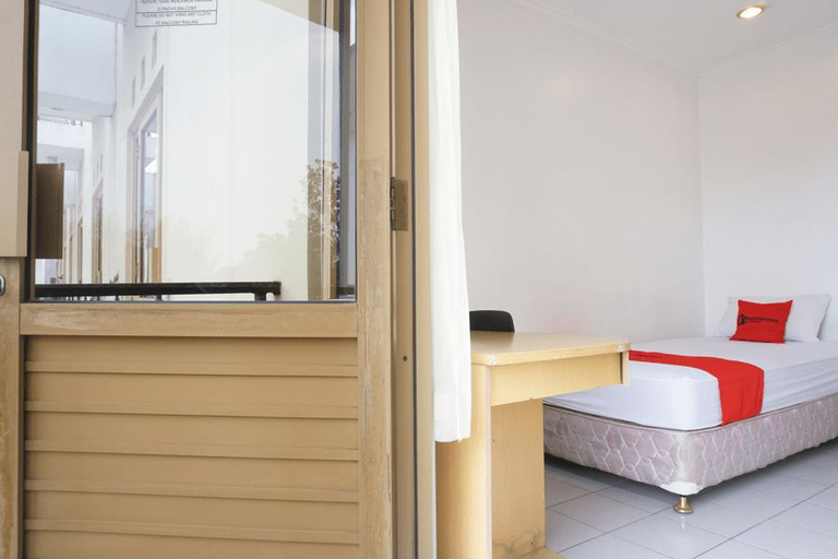 Bedroom 2, Residences by RedDoorz near Maranatha University, Bandung