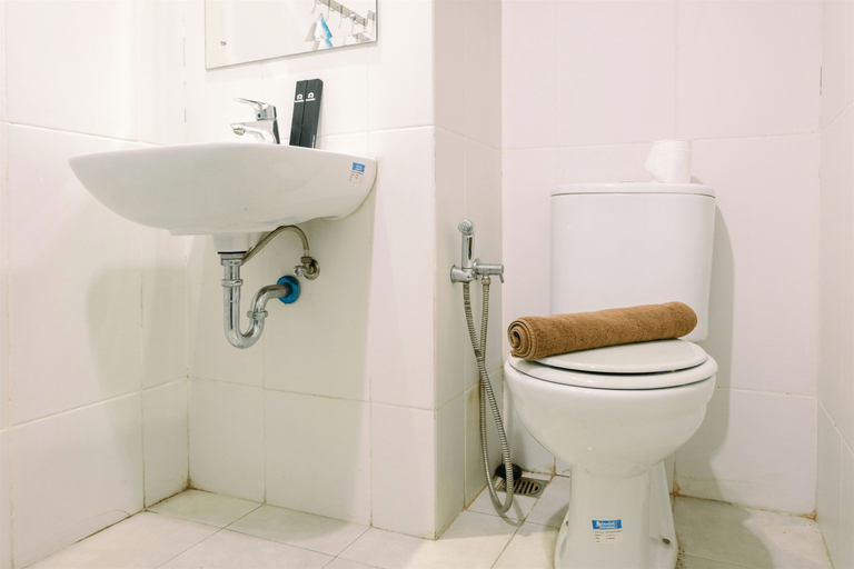 Bathroom 5, Comfy Studio Apartment @ Skylounge Tamansari By Travelio, Tangerang