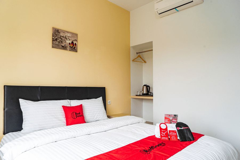 RedDoorz Plus near Teras Kota 3, South Tangerang