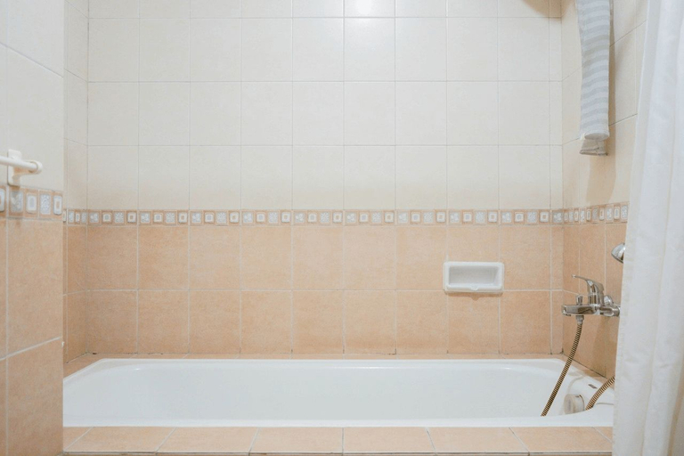 Bathroom 5, Elegant and Homey 2BR Hampton's Park Apartment By Travelio, South Jakarta
