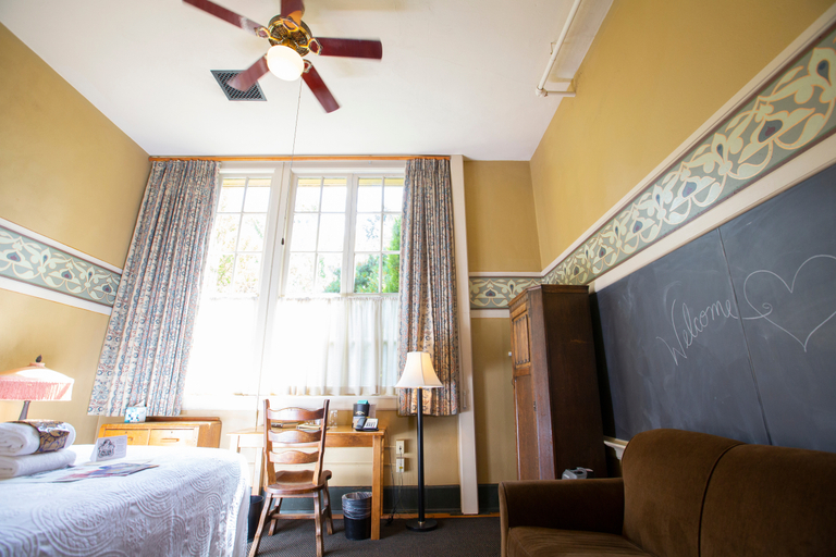 Bedroom 3, McMenamins Kennedy School, Multnomah