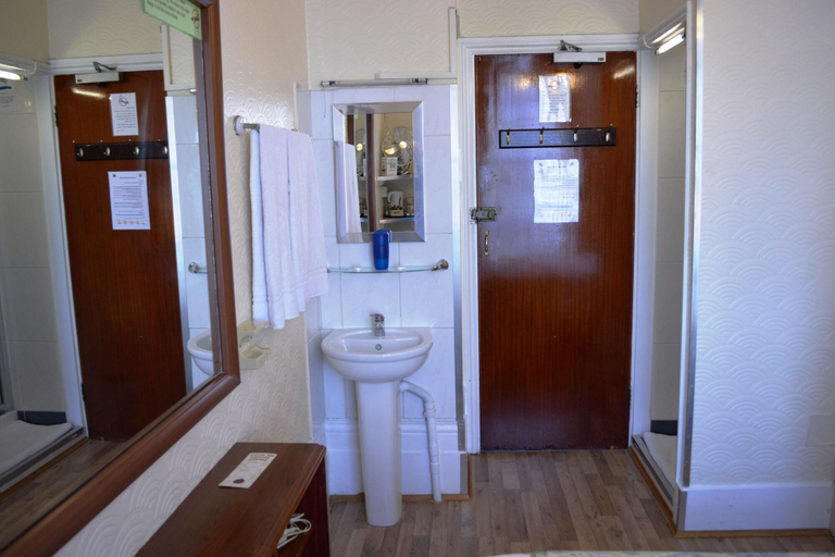 Bathroom 4, Falcon Hotel, London