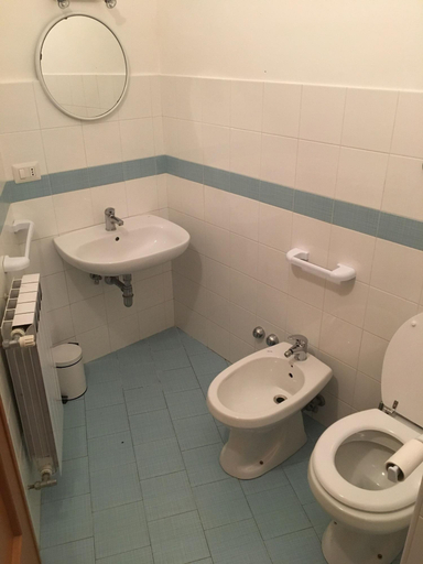 Bathroom 4, 6 Small Rooms, Napoli