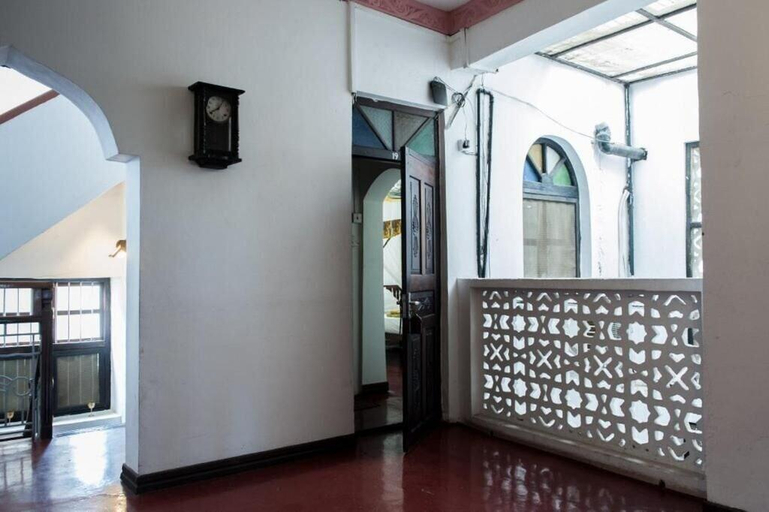 Public Area 3, WARERE TOWN HOUSE, Mjini