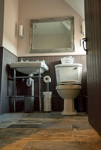 Bathroom 4, The Crown Inn, Cambridgeshire
