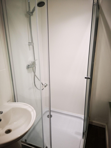Bathroom, Exchequer Grange - Hostel, Bournemouth