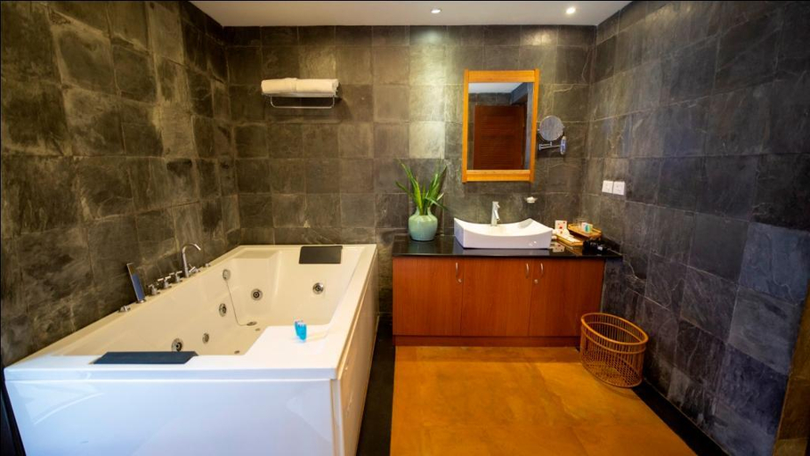 Bathroom, Bonjour Bonheur Ocean Spray, Viluppuram