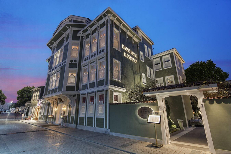 Exterior & Views
