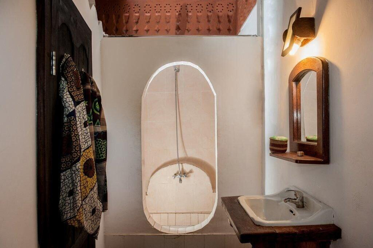 Bathroom, WARERE TOWN HOUSE, Mjini