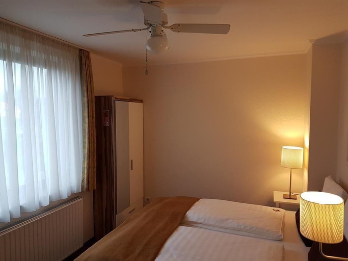 Bedroom 3, Hotel Rosmarin Garni, Ammerland