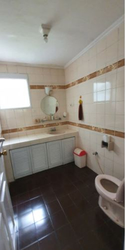 bathroom 13