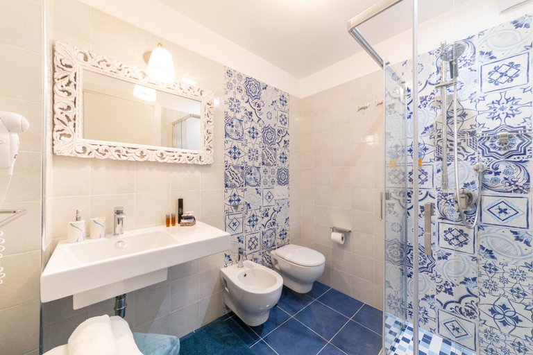 Bathroom 5, QuattroCuori Boutique Hotel & Spa, Syracuse
