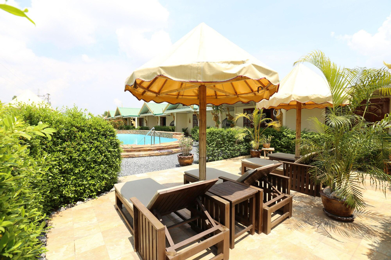 Exterior & Views 28