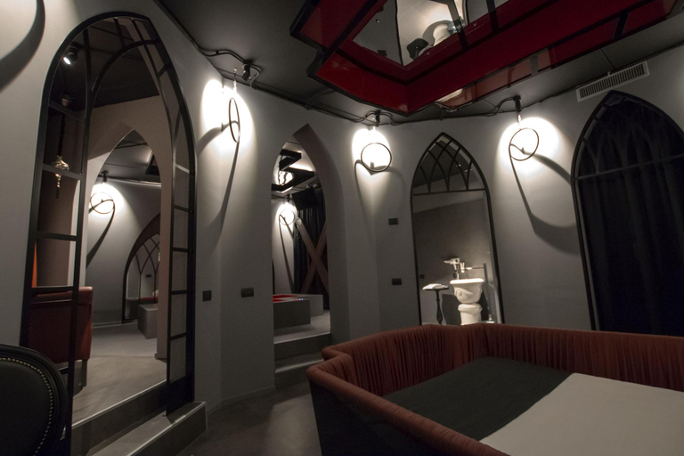 Public Area 5, Emotional Grand Motel, Novara