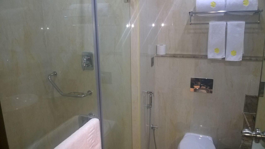 Bathroom 4, Hotel Himalayaa, Tiruvannamalai