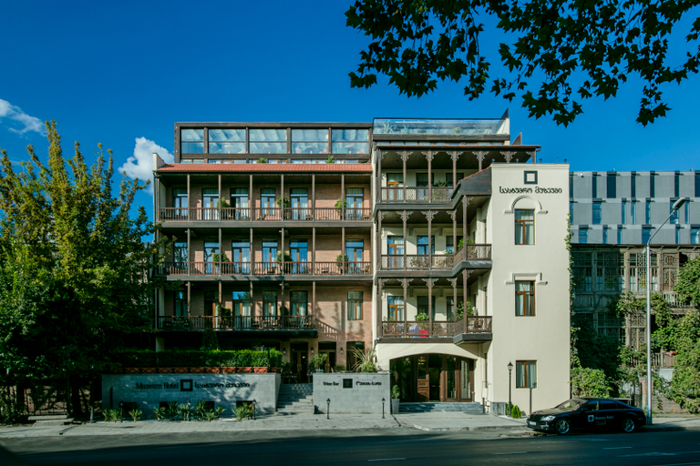 Exterior & Views