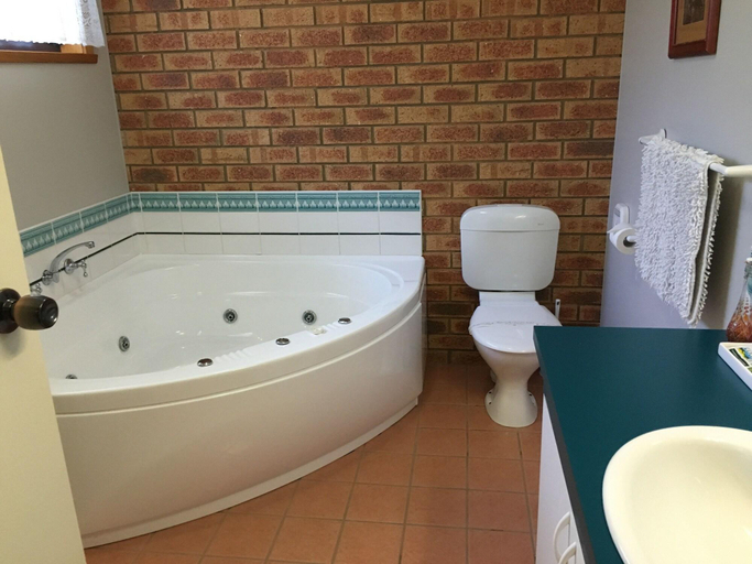 Bathroom 4, Avoca Motel, Pyrenees - North