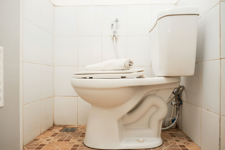 Bathroom 5, Spacious 1BR with Sofa Bed at The Jarrdin Cihampelas Apartment By Travelio, Bandung