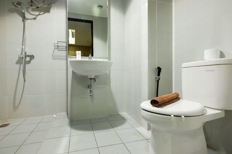 Bathroom 2, Graceful & Luxury 1BR Casa De Parco Apartment By Travelio, Tangerang