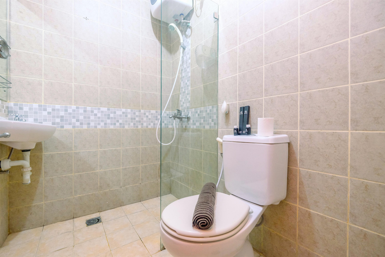 Bathroom 5, Spacious and Comfortable @ 1BR Salemba Residence Apartment By Travelio, Central Jakarta