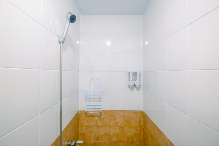 Bathroom 5, New Room Studio at Green Pramuka Apartment By Travelio, Jakarta Pusat