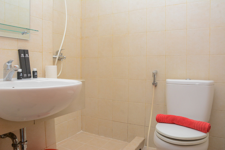 Bathroom 5, New Furnished @ Studio Maple Park Apartment By Travelio, North Jakarta
