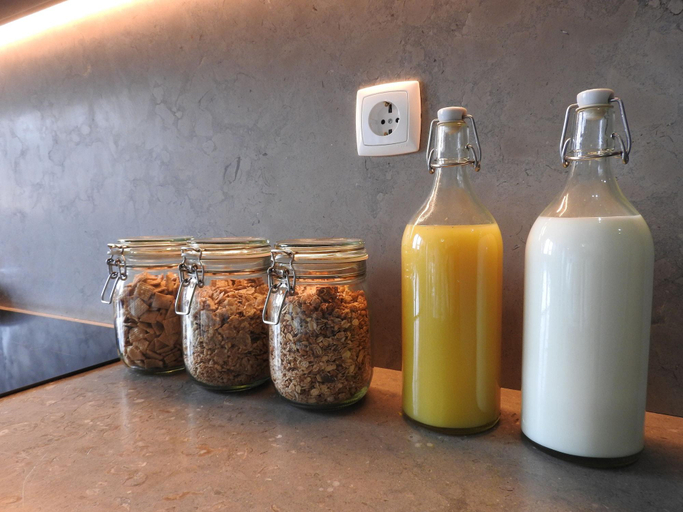 Food & Drinks 5, Lisbon Airport Hostel, Lisbon