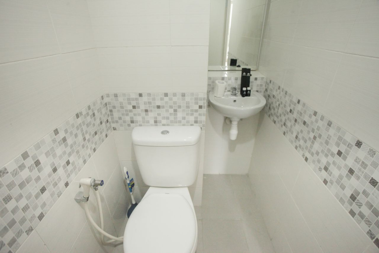 Bathroom 5, Best Value Loft Studio Room Apartment at Amega Crown By Travelio, Surabaya