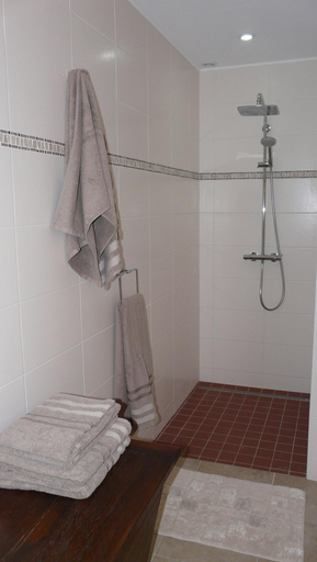 Bathroom 5, Domaine de Janis & Spa, Lot