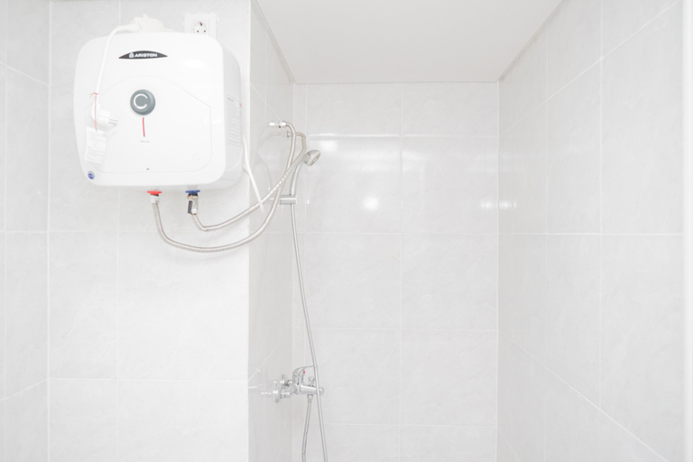 Bathroom 5, Comfy 2BR Apartment at Parkland Avenue By Travelio, South Tangerang