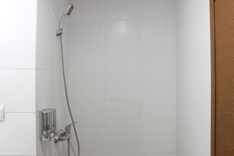 Bathroom 5, Scenic Studio at Beverly Dago Apartment near Sabuga By Travelio, Bandung