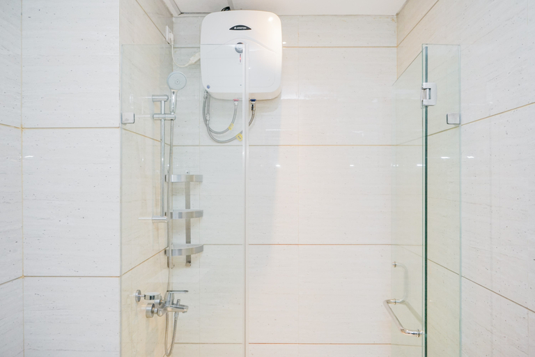 Bathroom 5, Great Choice 1BR at Brooklyn Alam Sutera Apartment By Travelio, Tangerang