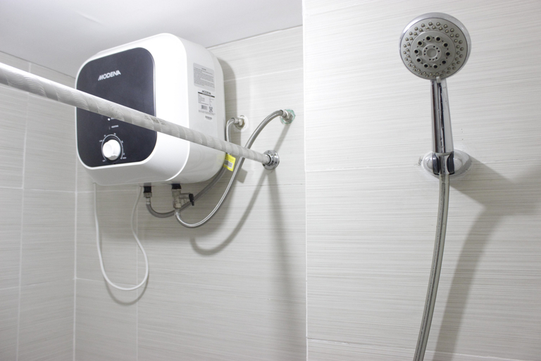 Bathroom 4, Picturesque 2BR Apartment at Gateway Pasteur near Exit Toll By Travelio, Bandung