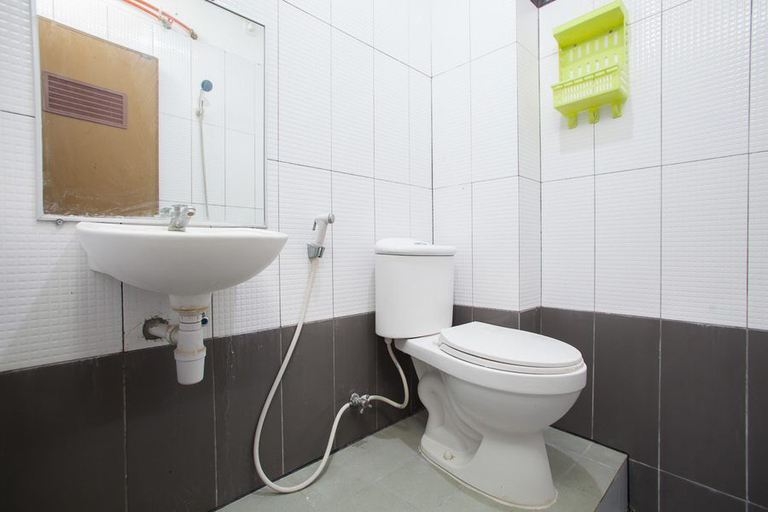 Bathroom 3, RedDoorz Syariah near DBL Arena 2, Surabaya