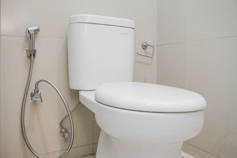 Bathroom 5, Modern Studio Apartment at Tree Park Cikokol By Travelio, Tangerang