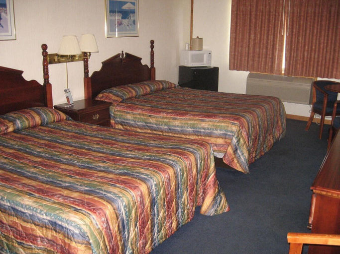 Bedroom 2, Mackinaw Budget Inn, Cheboygan