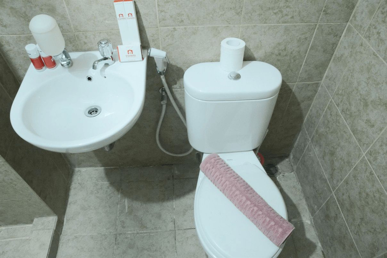 Bathroom 5, Minimalist Studio Room at Grand Serpong Apartment By Travelio, Tangerang