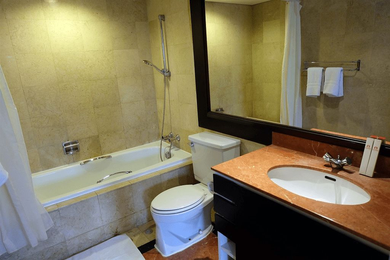Bathroom 5, 2 Bedroom Luxury Kuningan Setiabudi Apartment By Travelio, South Jakarta
