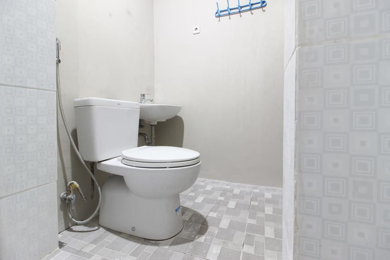 Bathroom 5, RedDoorz near Solo Balapan Station 2, Solo