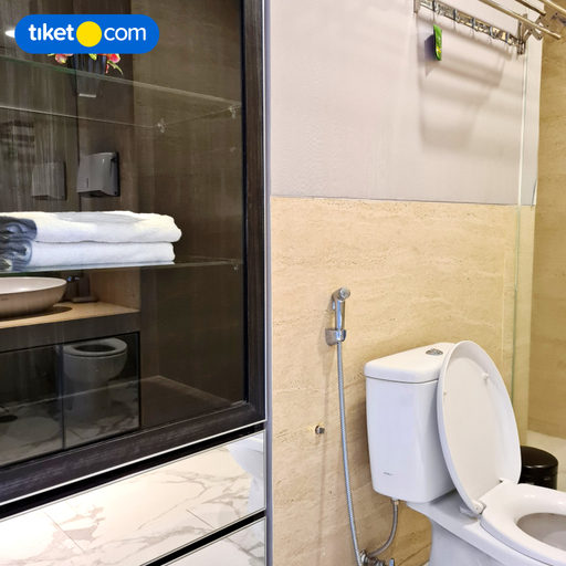 Bathroom 5, Art deco Apartemen Amber Studio Suite by GPS, Bandung