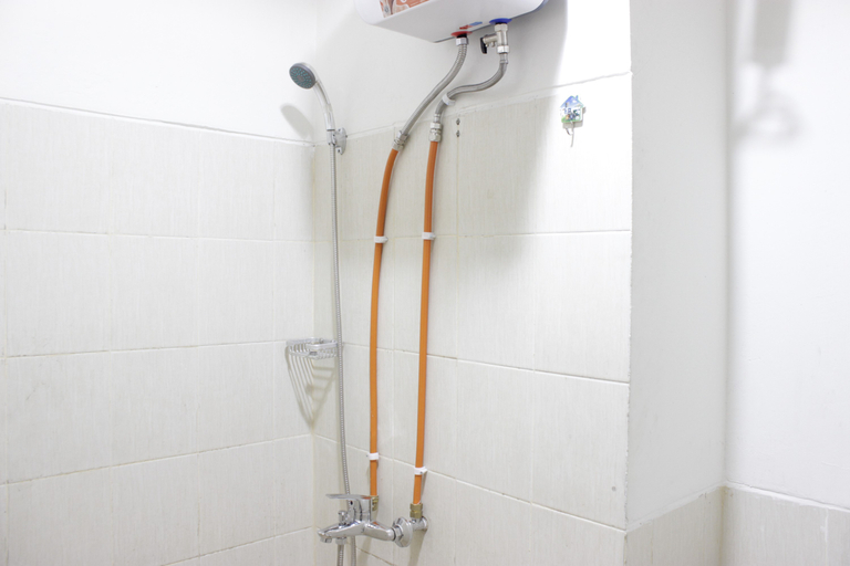 Bathroom 5, Comfy Studio Apartment at Harvard Jatinangor near UNPAD By Travelio, Sumedang