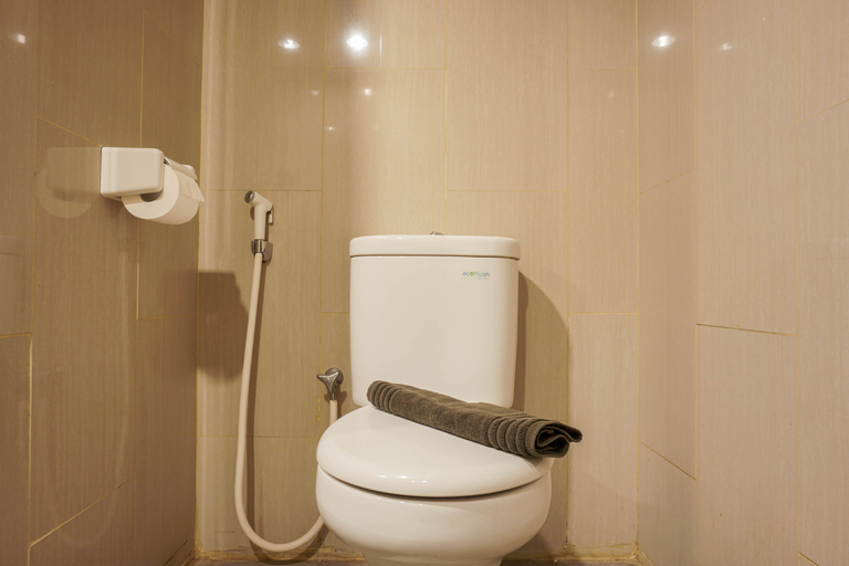 Bathroom 5, Elegant and Relaxing Studio Apartment H Residence By Travelio, East Jakarta