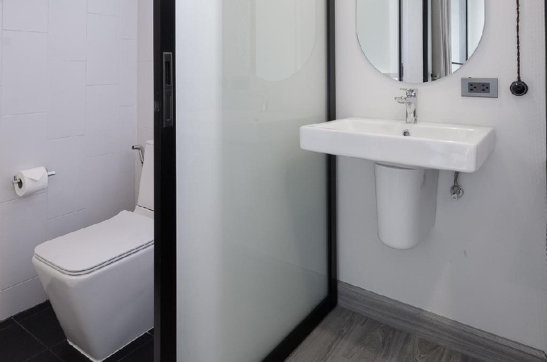 Bathroom 14