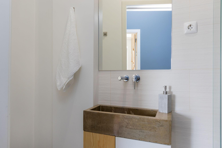 Bathroom 4, Lisbon Airport Hostel, Lisbon
