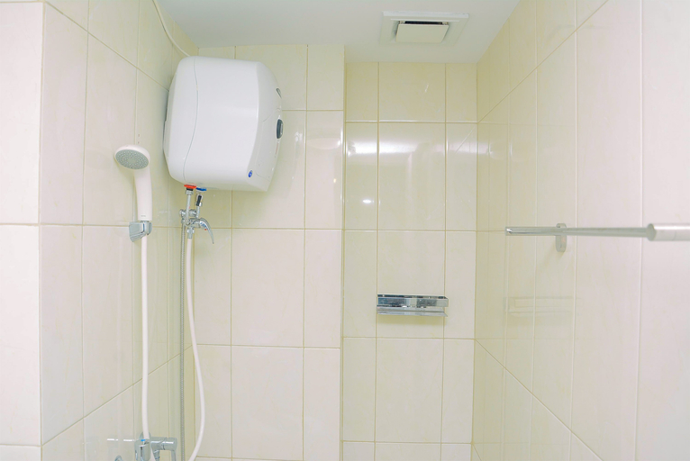 Bathroom 5, Gorgeous 2BR Springlake Summarecon Apartment By Travelio, Bekasi