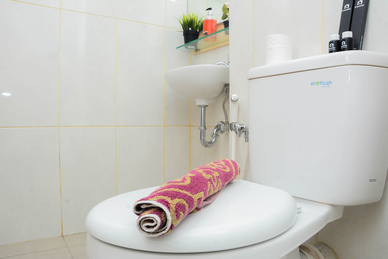 Bedroom 5, Cozy Stay 1BR at Grand Kamala Lagoon Apartment By Travelio, Bekasi