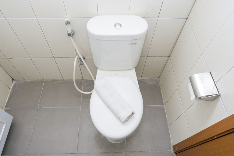 Bathroom 5, Lavish Design 1BR Dago Suites Apartment By Travelio, Bandung