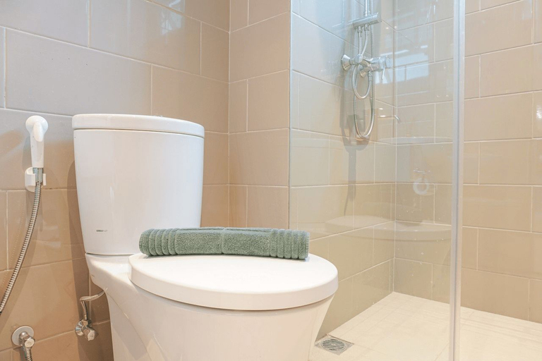 Bathroom, Elegant 2BR Citralake Suites Apartment By Travelio, Jakarta Barat
