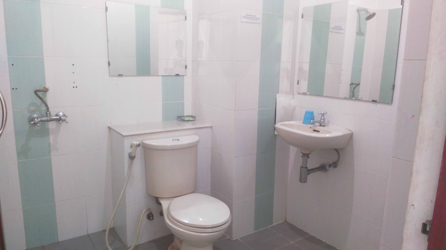 Bathroom 5, Avicenna Hotel, Palangkaraya