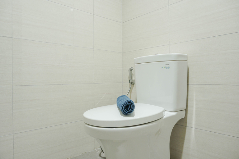 Bathroom 5, Fully Furnished with New Design Studio Ciputra International Apartment By Travelio, Jakarta Barat